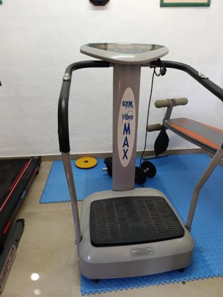 Equipo de gimnasio: cinta, vibrador y banco