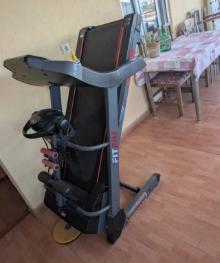 Equipo de gimnasio: cinta, vibrador y banco