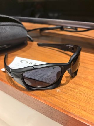 Gafas de sol Oakley negras y grises