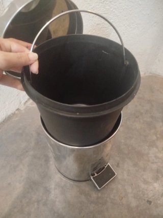 Papelera metálica baño con pedal solidaria