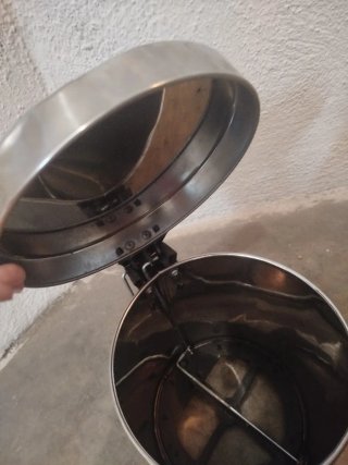 Papelera metálica baño con pedal solidaria