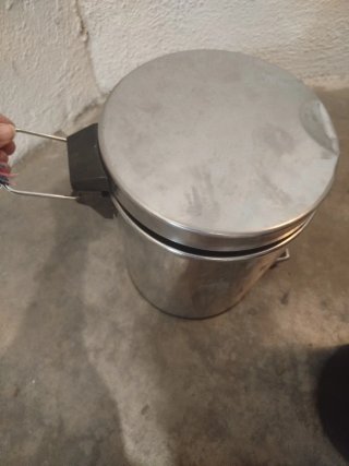 Papelera metálica baño con pedal solidaria
