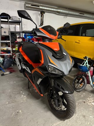 Moto Scooter Znen 125cc Negra y Naranja