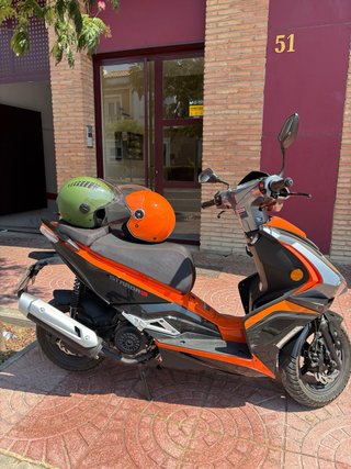 Moto Scooter Znen 125cc Negra y Naranja