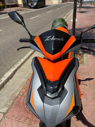 Moto Scooter Znen 125cc Negra y Naranja