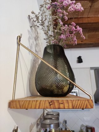 Supporti dorati Natura e scaffali in legno