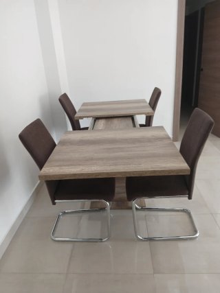Mesa de comedor ( no incluye las sillas)