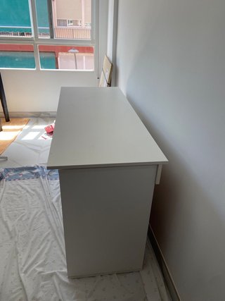 Escritorio blanco con cajones y estantes