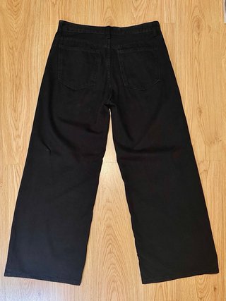Pantalòn vaquero wide leg negro. Talla 42. Bershka