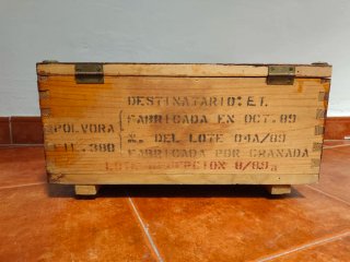 Caja madera antigua munición Fábrica Toledo.