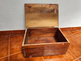 Caja madera antigua munición Fábrica Toledo.