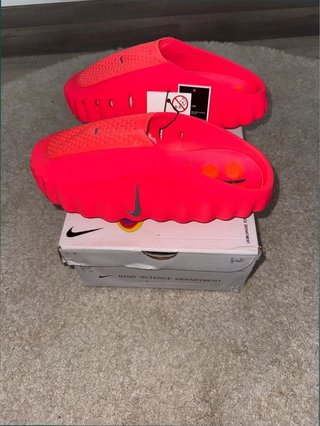 Zuecos Nike Mind 001 Solar Red/Chrome Talla 43