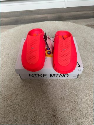 Zuecos Nike Mind 001 Solar Red/Chrome Talla 43