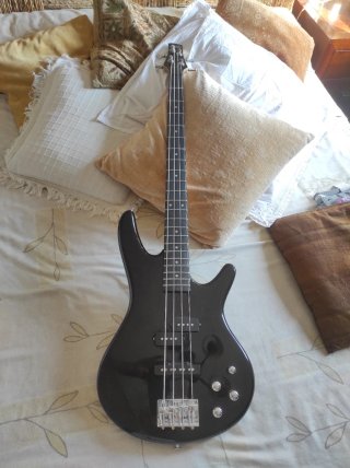 Bajo Ibanez GSR200