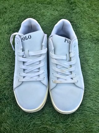 Deportivas Polo Ralph Lauren blancas y azules.