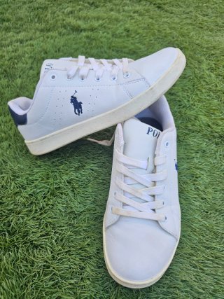 Deportivas Polo Ralph Lauren blancas y azules.