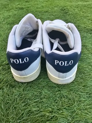 Deportivas Polo Ralph Lauren blancas y azules.