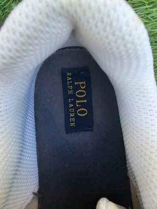 Deportivas Polo Ralph Lauren blancas y azules.