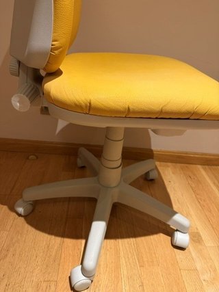 Sillón de oficina y ordenador amarillo
