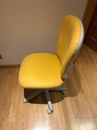 Sillón de oficina y ordenador amarillo