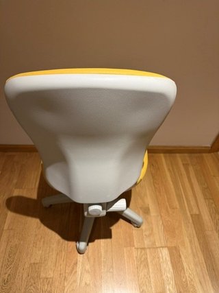 Sillón de oficina y ordenador amarillo