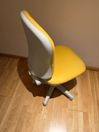 Sillón de oficina y ordenador amarillo