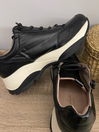 Zapatillas negras y blancas
