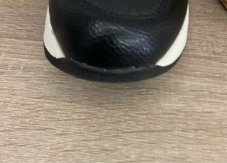 Zapatillas negras y blancas