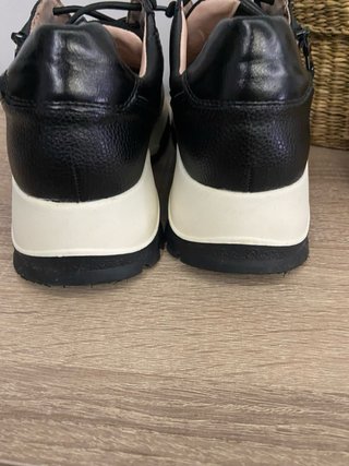 Zapatillas negras y blancas