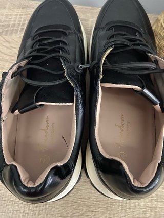 Zapatillas negras y blancas