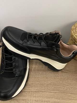 Zapatillas negras y blancas