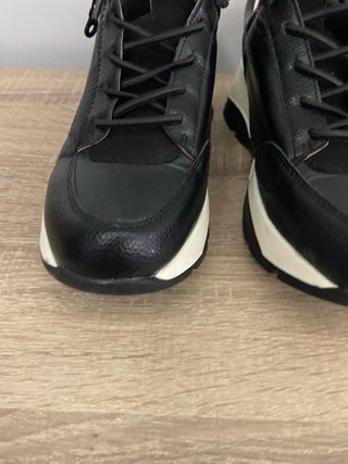 Zapatillas negras y blancas