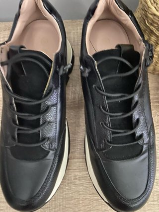 Zapatillas negras y blancas