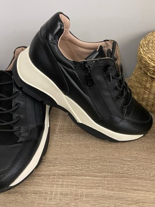 Zapatillas negras y blancas