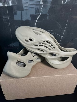 Adidas Yeezy Foam RNR en marrón piedra