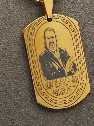 Medalla Parrita Acero Quirúrgico Chapado Oro