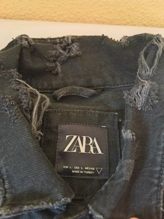 Chaqueta vaquera Zara negra con detalles