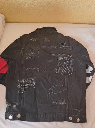 Chaqueta vaquera Zara negra con detalles