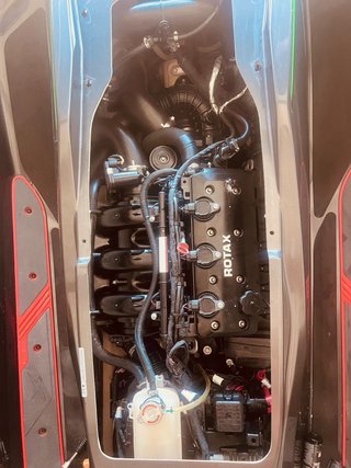 Moto de agua Sea-Doo GTX negra y verde