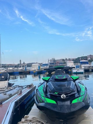 Moto de agua Sea-Doo GTX negra y verde
