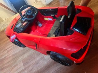 Coche eléctrico infantil rojo