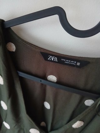 Vestido Zara verde com relevo branco