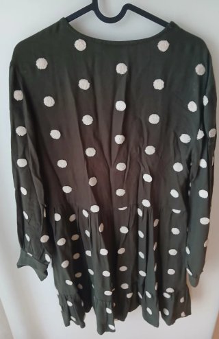 Vestido Zara verde com relevo branco