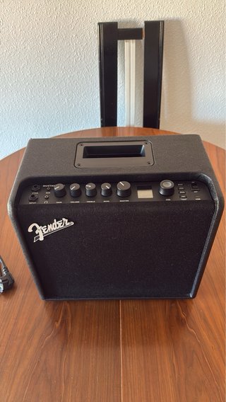 Amplificador Fender Mustang LT25 + Cable Original