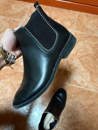 Botines negros bajos con tachuelas
