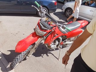 Moto de cross roja