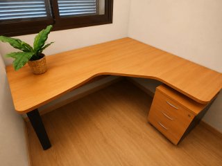 Mesa de oficina esquinera de madera