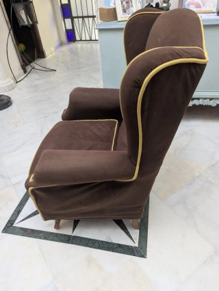 Sillón marrón con ribete amarillo