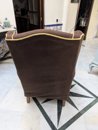 Sillón marrón con ribete amarillo