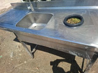 Fregadero industrial metálico con escurridor